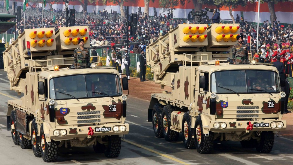Tổ hợp pháo phản lực phóng loạt Pinaka cỡ nòng 214mm do Ấn Độ tự sản xuất nội địa cũng xuất hiện trong cuộc duyệt binh này.