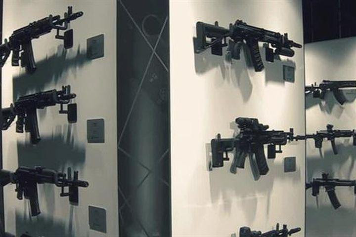 "Người Mỹ thậm chí đã tiến hành thử nghiệm, trong đó đạn được bắn cho đến khi nòng súng nóng lên và ốp lót tay bốc cháy do quá nhiệt, nhưng súng vẫn tiếp tục nhả đạn, không một loại vũ khí nào, cả của Mỹ và châu Âu có khả năng làm được điều này”, ông Knutov nói.