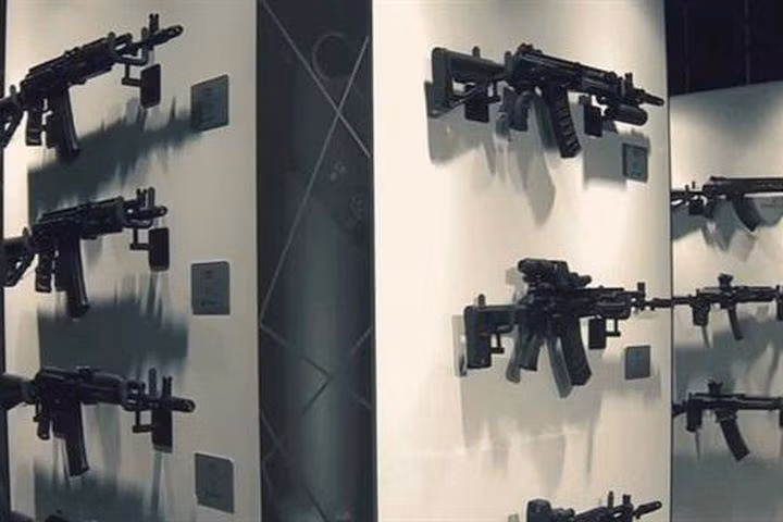 "Người Mỹ thậm chí đã tiến hành thử nghiệm, trong đó đạn được bắn cho đến khi nòng súng nóng lên và ốp lót tay bốc cháy do quá nhiệt, nhưng súng vẫn tiếp tục nhả đạn, không một loại vũ khí nào, cả của Mỹ và châu Âu có khả năng làm được điều này”, ông Knutov nói.