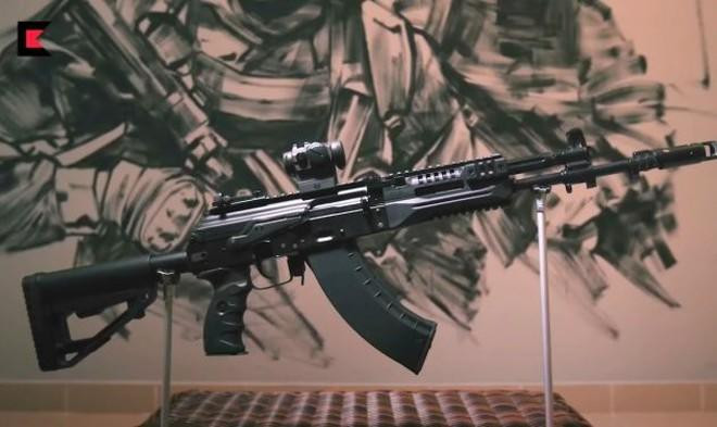 “Như kinh nghiệm chiến đấu cho thấy, vũ khí do Nga sản xuất có sự vượt trội so với tất cả các bản sao và thậm chí cả thiết kế gốc của những quốc gia khác, cho nên súng trường tấn công Kalashnikov thực sự được sùng bái ở nhiều quốc gia".