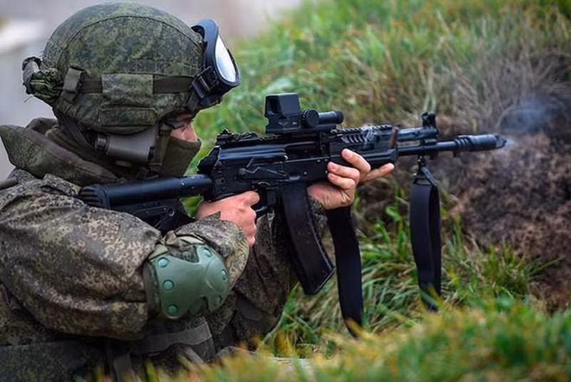 "Thậm chí người Mỹ đã mua số lượng lớn súng AK trước khi có lệnh trừng phạt, sau đó bán lại cho người dùng khác. Vì vậy tôi sẽ không ngạc nhiên nếu ngay cả các nước NATO cũng xếp hàng để mua AK-19”, ông Yuri Knutov khẳng định.