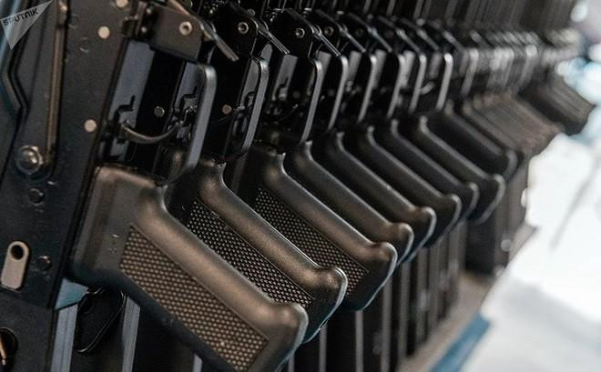 Đó là lý do tại sao nhà thiết kế người Mỹ Eugene Stoner đề xuất sử dụng loại trung bình xung lực thấp 5,56 x 45 mm trong súng trường lục quân AR-15 do ông thiết kế.