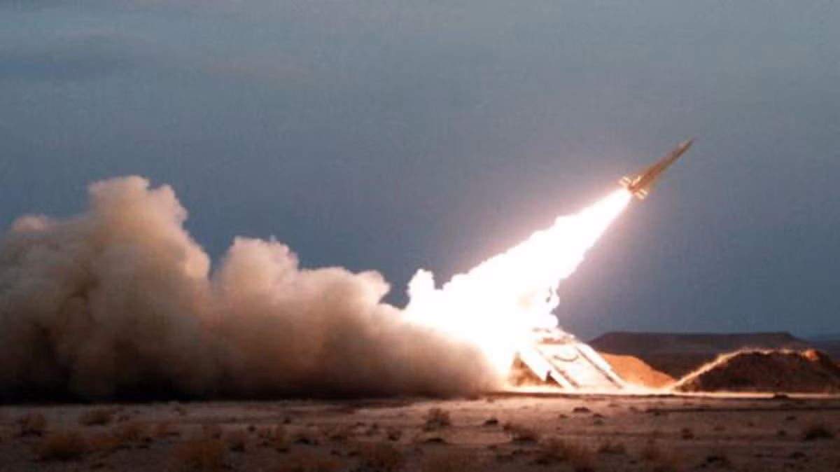 Debka cũng xác nhận những gì đã được thông báo trước đó, liên quan đến tin tức 2 tên lửa bay vào đất Israel, trong đó một tên lửa phòng không thuộc tổ hợp S-200, còn tên lửa thứ hai là loại đạn đạo.