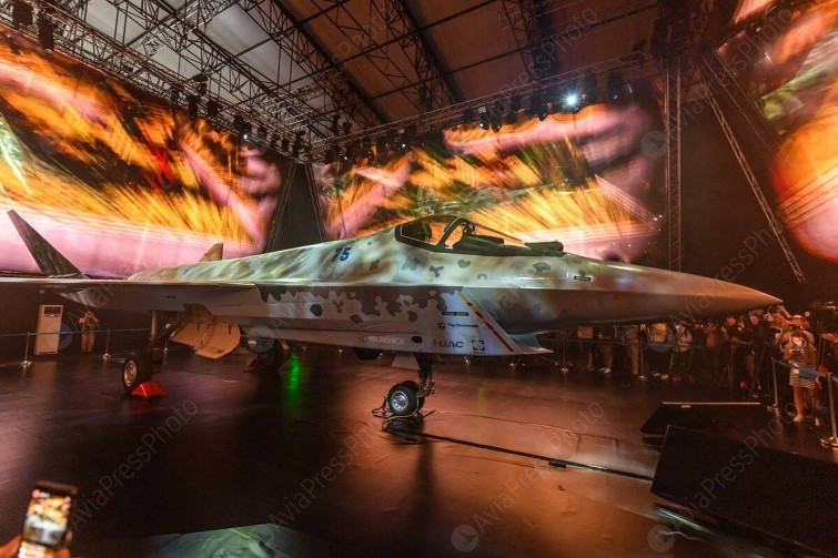 Tới khi thực hiện chuyến bay thử đầu tiên, không có gì đảm bảo thiết kế của Su-75 ở thời điểm đó, sẽ tương đồng với mô hình trưng bày ở thời điểm hiện tại, thậm chí toàn bộ chương trình có thể sẽ rẽ theo một hướng khác - ví dụ như máy bay không người lái.