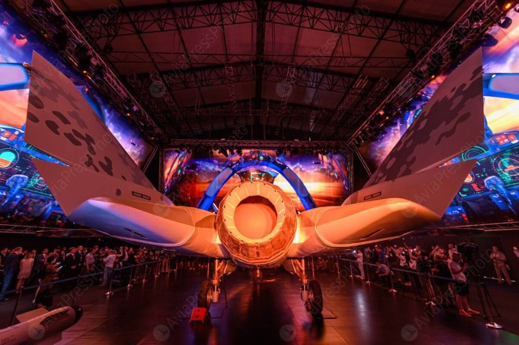 Đáng tiếc là tại MAKS-2021, chiếc tiêm kích Su-75 của Nga chỉ được trang bị động cơ mô hình. Ảnh: Hình ảnh chụp cận cảnh động cơ của máy bay tiêm kích Su-75, cho thấy đây chỉ là động cơ mô hình.