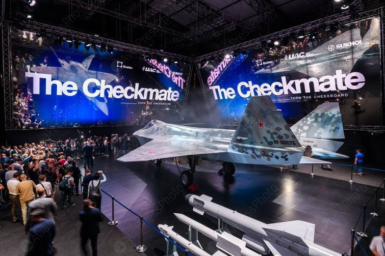 Tuy nhiên đúng như nhiều dự đoán trước đó, đây chỉ là loại máy bay chiến đấu mô hình, được làm theo tỷ lệ 1:1.