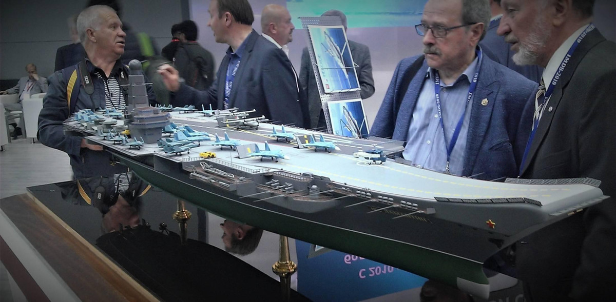 Nhờ sử dụng hiệu quả không gian boong và cấu trúc thượng tầng với tháp chỉ huy rất nhỏ, con tàu sẽ có thể chứa 50 máy bay, bao gồm 24 tiêm kích hạng nặng, 20 máy bay không người lái và 6 trực thăng.