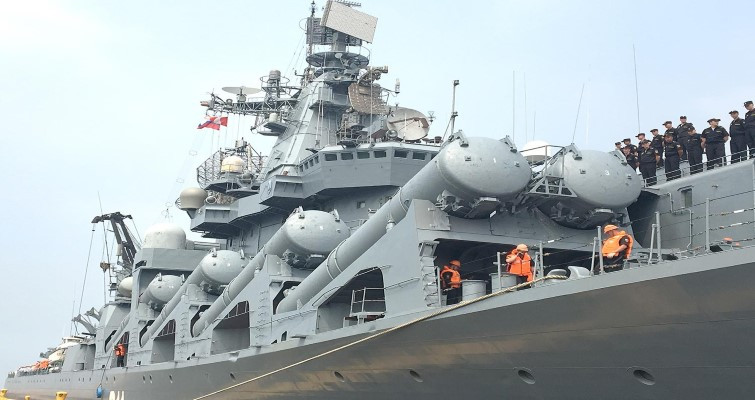 Mặc dù sở hữu kích thước lớn và vũ khí mạnh nhưng chiếc Moskva cũng bị nhận xét là có điểm yếu khi không được thiết kế theo xu hướng giảm diện tích phản xạ radar.