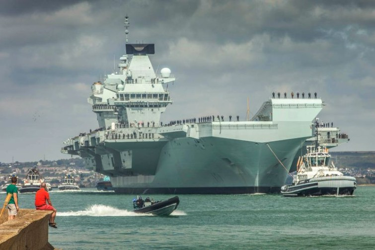 Trước đó, tàu HMS Queen Elizabeth đã tham gia tập trận chung cùng các tàu chiến Mỹ, Hà Lan và Italia ở khu vực biển Đen. Hồi đầu tuần vừa rồi, biên đội tác chiến tàu HMS Queen Elizabeth lại tiếp tục tập trận chung trên Vịnh Aden cùng các tàu Mỹ, Hà Lan và Nhật Bản.