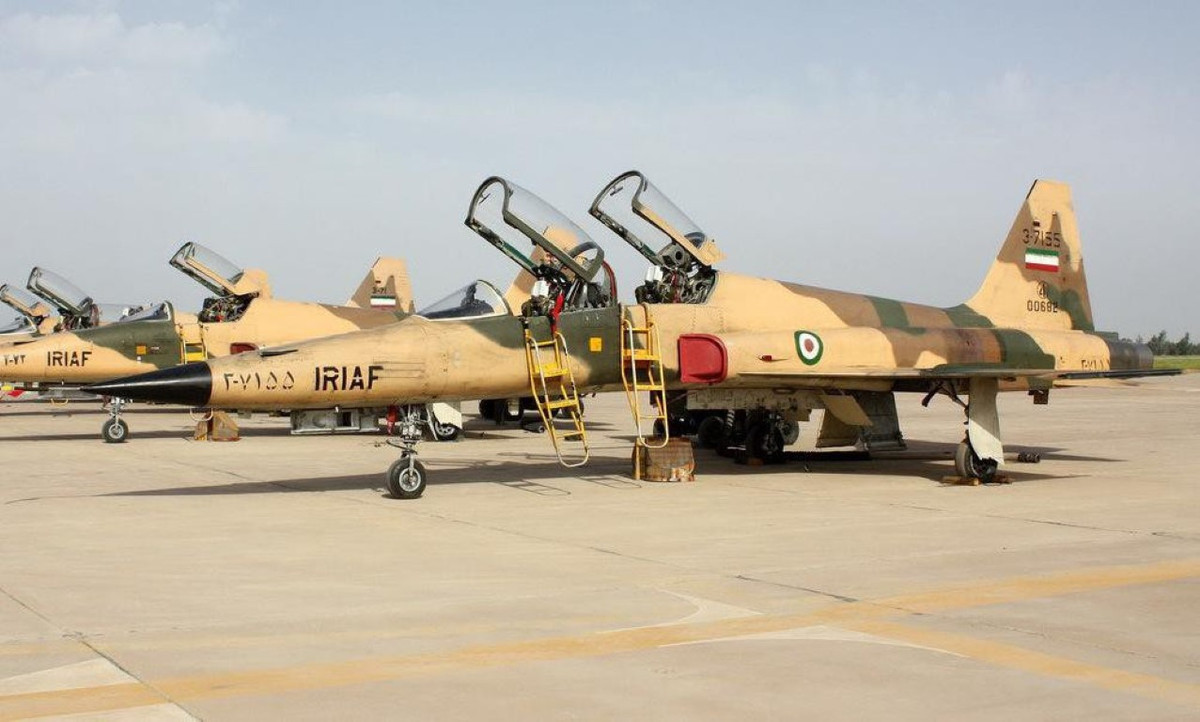 Iran từng có không quân đứng vào tốp đầu khu vực Trung Đông với nhiều máy bay hiện đại do Mỹ sản xuất lúc đó như chiến đấu cơ F-4, tiêm kích F-5E hay F-14.