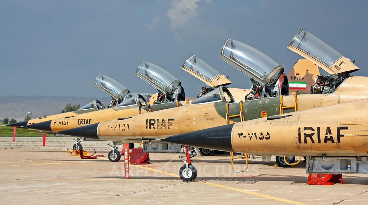 Iran nhận những chiếc F-5 đầu tiên từ Mỹ vào năm 1965, với tổng cộng 127 tiêm kích F-5A/B, 166 chiếc F-5E/F và 16 trinh sát cơ RF-5 được bàn giao trước khi Cách mạng Hồi giáo Iran xảy ra năm 1979.