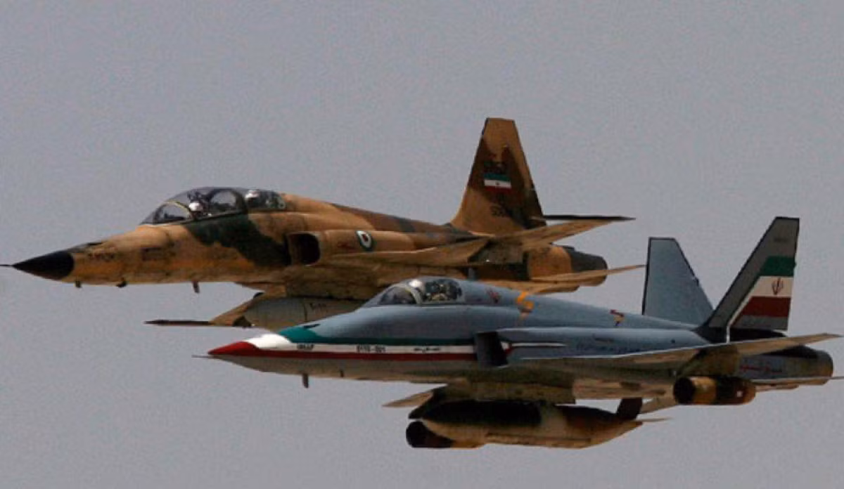 Với hai động cơ này giúp F-5E đạt tốc độ bay 1.700km/h, tầm bay 3.720km, bán kính chiến đấu 1.405km.