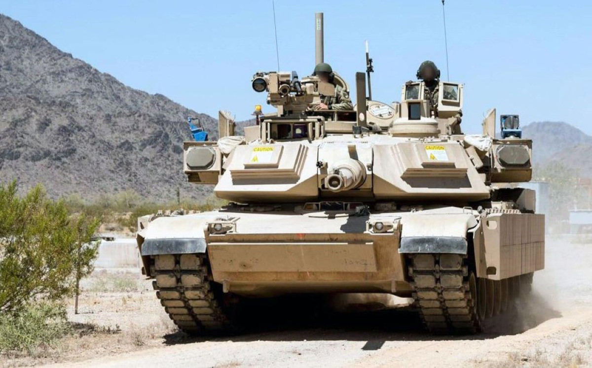 Với việc nâng cấp thêm hệ thống phòng vệ chủ động, những chiếc xe tăng M1A2C Abrams đã trở thành quái thú đáng sợ trên chiến trường. Được biết Mỹ đã chọn mua hệ thống phòng vệ chủ động Trophy do Israel phát triển.