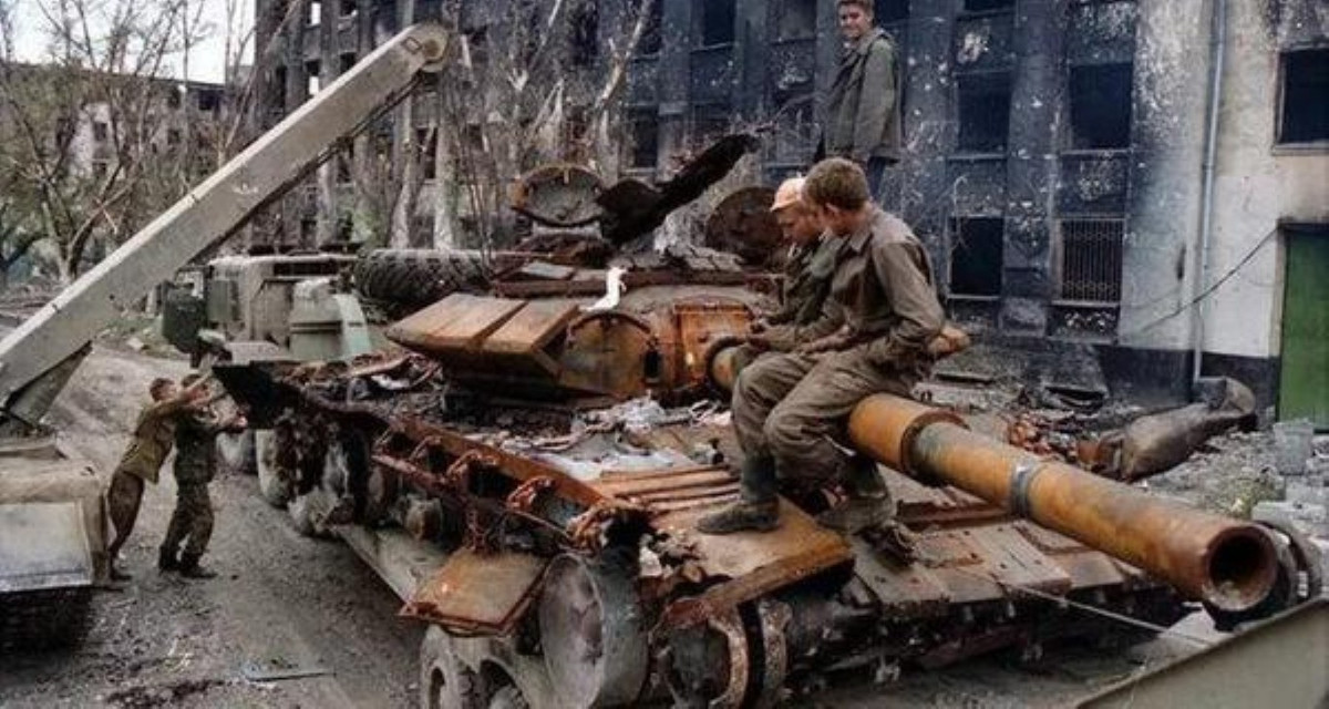 RPG-7 sử dụng nguyên lý phóng khí động cân bằng, hoàn toàn khác phương pháp phóng của thế hệ súng chống tăng RPG-4. Đầu đạn của RPG-7 cũng có những cải tiến khác xa với thế hệ trước.