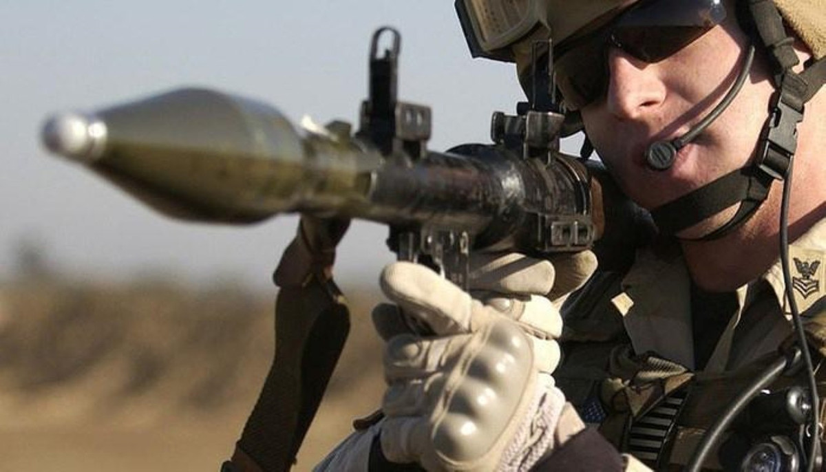 Giữa thân súng phình to ra thành một buồng rộng, đây là buồng đốt, chứa liều phóng. Việc tạo thành buồng đốt này sẽ đẩy súng về phía trước, nhưng lực này được cân bằng bởi lỗ thoát khí. Chỗ phình ra của nòng có ốp lót chống nóng vai xạ thủ.