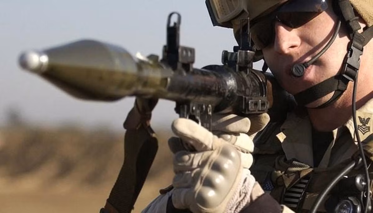 Giữa thân súng phình to ra thành một buồng rộng, đây là buồng đốt, chứa liều phóng. Việc tạo thành buồng đốt này sẽ đẩy súng về phía trước, nhưng lực này được cân bằng bởi lỗ thoát khí. Chỗ phình ra của nòng có ốp lót chống nóng vai xạ thủ.