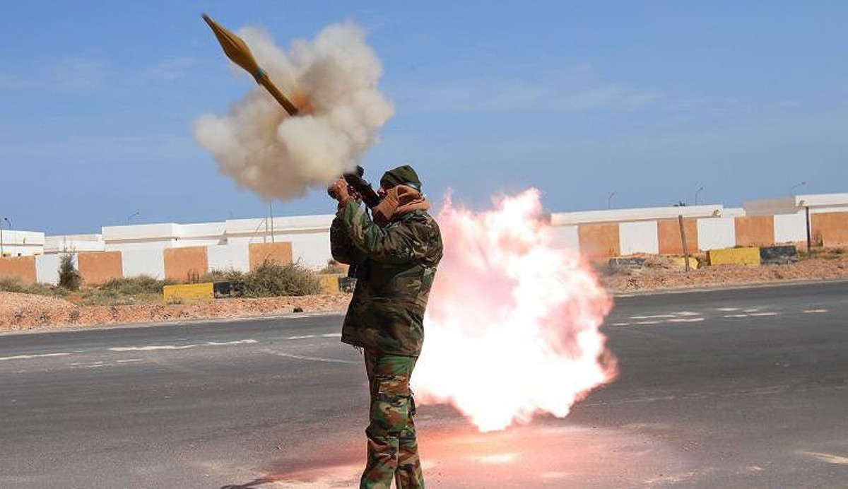 Súng có hai tay cầm, với người thuận bên phải thì tay phải đặt trước, trái sau. Cấu tạo của RPG-7 làm cho áp suất không tăng quá nhanh như RPG-4. Khi áp suất cao, cấu tạo 'tuye' xoáy trong nòng làm áp suất đồng đều và đẩy viên đạn đi.