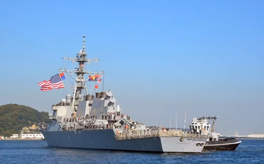 USS Benfold có độ giãn nước tối đa 8900 tấn, dài 154 mét, lườn rộng 18 mét và có mớm nước 9,4 mét.