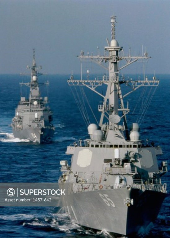 Giống như mọi tàu chiến lớp Arleigh Burke khác của Hải quân Mỹ, tàu USS Benfold có hệ thống vũ khí rất đa dạng và nguy hiểm, trọng tâm của toàn bộ hệ thống vũ khí trên tàu chiến này, là 90 giếng phóng tên lửa thẳng đứng Mk41.