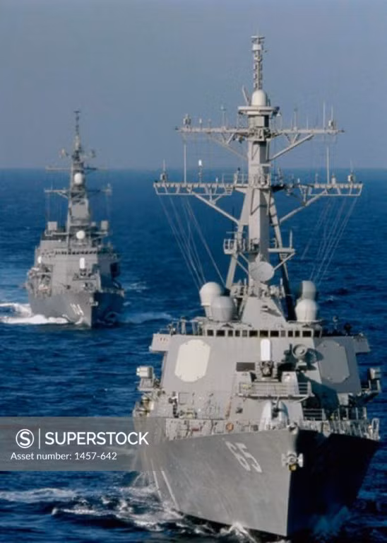 Giống như mọi tàu chiến lớp Arleigh Burke khác của Hải quân Mỹ, tàu USS Benfold có hệ thống vũ khí rất đa dạng và nguy hiểm, trọng tâm của toàn bộ hệ thống vũ khí trên tàu chiến này, là 90 giếng phóng tên lửa thẳng đứng Mk41.