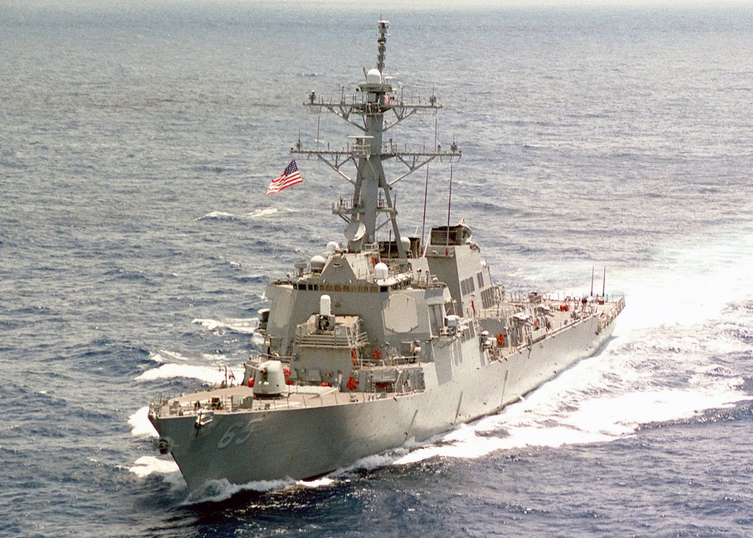 Chiếc USS Benfold được đặt ky đóng mới từ tháng 9/1993, tới tháng 11/1994 được hạ thủy và bắt đầu chính thức gia nhập Hải quân Mỹ, từ tháng 3/1996.