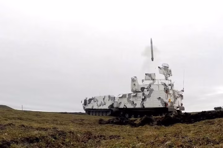 Bên cạnh robot Marker, giới chức quốc phòng Nga mới đây còn cho biết, hệ thống tên lửa phòng không Tor sẽ có khả năng chống lại một cách hiệu quả cả một bầy máy bay không người lái tấn công.