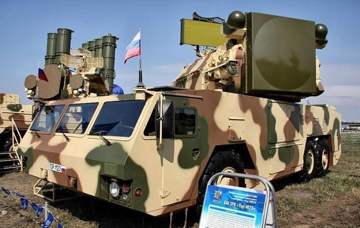 "Đồng thời, việc phát hiện và chỉ định mục tiêu được thực hiện bằng các radar mạnh mẽ và đánh chặn thông qua tên lửa tầm thấp rẻ tiền", ông Fanil Ziyatdinov lưu ý và nói thêm rằng giải pháp đã được thực hiện về mặt kỹ thuật và có thể được sử dụng trong trận chiến.