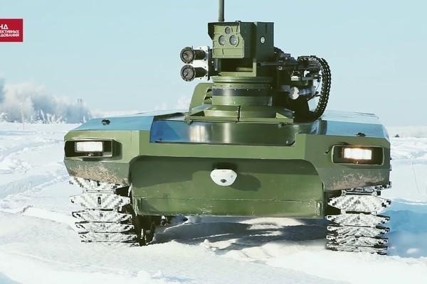 Ông Humble lưu ý rằng mặc dù Mỹ có dàn máy bay không người lái hùng hậu, nhưng chỉ Nga đang thử nghiệm robot mặt đất trong tình huống chiến đấu cụ thể, chẳng hạn như trong chiến dịch chống khủng bố ở Syria.