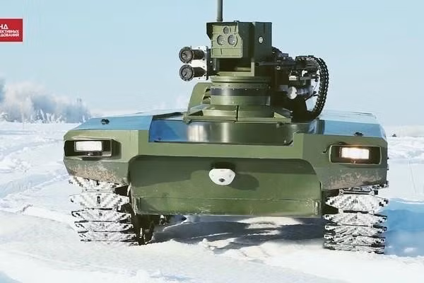 Ông Humble lưu ý rằng mặc dù Mỹ có dàn máy bay không người lái hùng hậu, nhưng chỉ Nga đang thử nghiệm robot mặt đất trong tình huống chiến đấu cụ thể, chẳng hạn như trong chiến dịch chống khủng bố ở Syria.