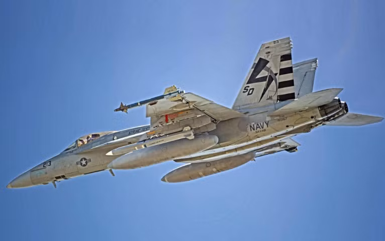 "Vụ phóng được thực hiện sớm hơn kế hoạch ban đầu 3 tháng nhằm đáp ứng nhiệm vụ trong tình hình mới. Để thực hiện thành công cuộc diễn tập, tên lửa AARGM-ER đã đánh lạc hướng radar đối phương khiến nó không thể phát hiện được mối nguy hiểm đang đến gần", Đại úy Alex Dutko cho biết thêm.