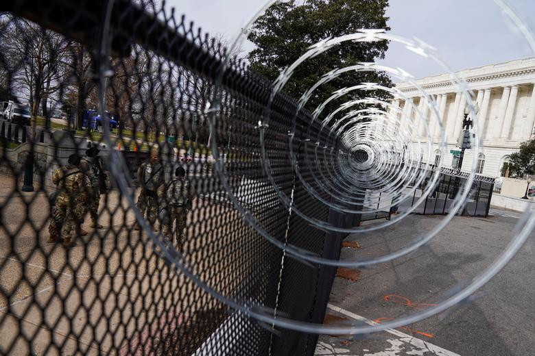 Hàng rào dây thép gai được dựng lên để đề phòng trường hợp đám đông quá khích có ý định phá buổi lễ nhậm chức của ông Joe Biden.