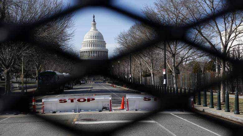 Khác với mọi năm, việc chuyển giao quyền lực Tổng thống Mỹ năm nay diễn ra trong một không khí ảm đạm và đầy nghi hoặc.