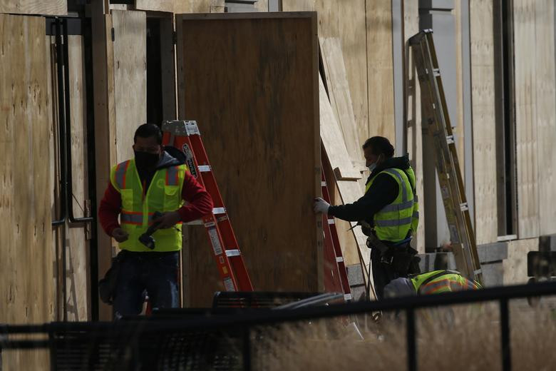 Nhiều cửa hiệu, nhà hàng đã đóng cửa và lắp tấm bảo vệ bên ngoài, đề phòng có thể xảy ra bạo loạn sau ngày nhậm chức của ông Joe Biden.