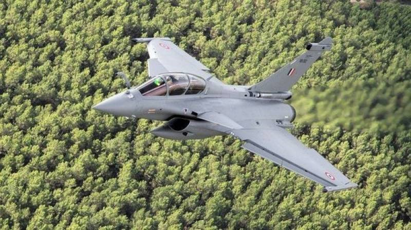 Giới chuyên gia phân tích cho rằng, giá của mỗi chiếc chiến đấu cơ Rafale tỏ ra cao vượt trội so với các loại máy bay tiêm kích thế hệ 4++ khác, đơn giản là do loại chiến đấu cơ này được bán kèm tên lửa không đối không Meteor.