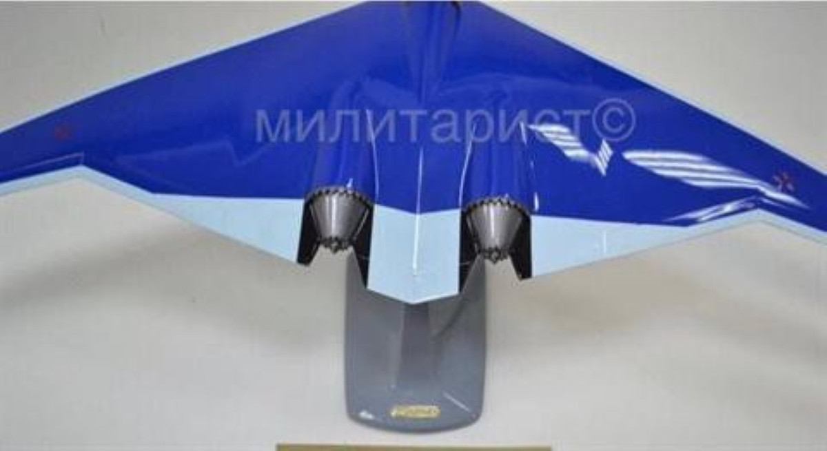 Điều đáng chú ý nhất nằm ở thiết kế của máy bay ném bom PAK DA, chiếc chiến đấu cơ này được thiết kế theo dạng “cánh bay”, tương tự như những gì Mỹ đã áp dụng đối với B-2 Spirit hay B-21 Raider, cho thấy Poslanhik sẽ chỉ có tốc độ cận âm.