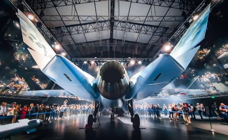 Một máy bay chiến đấu đơn động cơ rẻ hơn nhiều so với các "đối thủ" hai động cơ của nó, vì giá thành của động cơ chiếm khoảng 45% chi phí của toàn bộ máy bay.