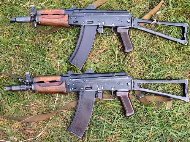 Trước tình hình trên, Kalashnikov Concern đã phát triển một mẫu súng tiểu liên mới hoàn toàn, khắc phục gần như hoàn toàn nhược điểm của khẩu AKS-74U truyền thống.