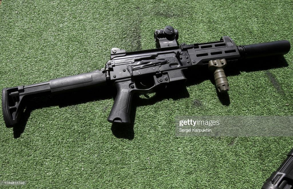 Súng tiểu liên PPK-20 có trọng lượng chỉ 2,5 kg và chiều dài 41 cm, sử dụng cỡ đạn 9x19 mm với băng đạn 30 viên, cho tầm bắn hiệu quả 50 m, tốc độ bắn 800 phát/phút. Nếu dùng đạn xuyên giáp 7N21 thì khẩu tiểu liên này có thể bắn thủng tấm giáp hạng 3A.