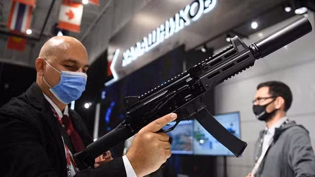 Khi gập báng, vũ khí này vừa vặn với một chiếc ba lô thông thường mà không gặp bất kỳ vấn đề gì về không gian, bên cạnh đó súng có khả năng lắp đặt cả ống giảm thanh mà độ nhỏ gọn vẫn đảm bảo.