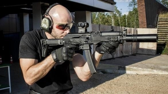 Nhờ vậy khẩu tiểu liên này rất thuận tiện khi sử dụng trong không gian chật hẹp, trong tác chiến đô thị, trong nhà hoặc trên các phương tiện giao thông, dĩ nhiên nó cũng phù hợp để trang bị cho phi công quân sự như mục đích chế tạo ban đầu.