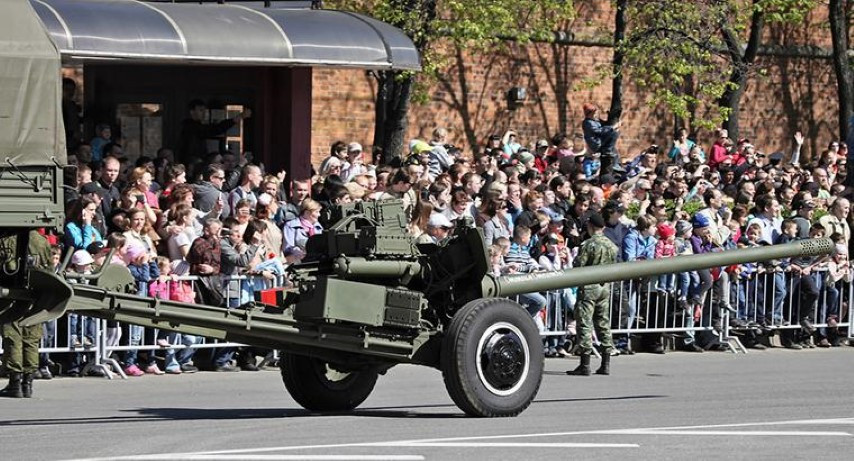Pháo chống tăng MT-12 tiền thân là T-12. Đây là loại pháo chống tăng được Liên Xô đưa vào trang bị từ đầu những năm 1960. Tuy nhiên chỉ sau vài năm sử dụng T-12 đã tỏ ra lỗi thời và sau đó chúng được thiết kế lại vào năm 1971 với cái tên là MT-12.