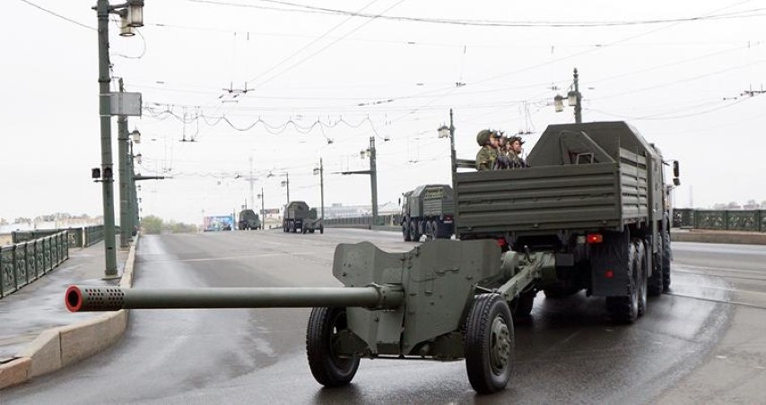 Pháo MT-12 có góc xoay của bệ pháo lên đến 54 độ và nâng hạ góc nòng pháo là từ 20 đến -6 độ.