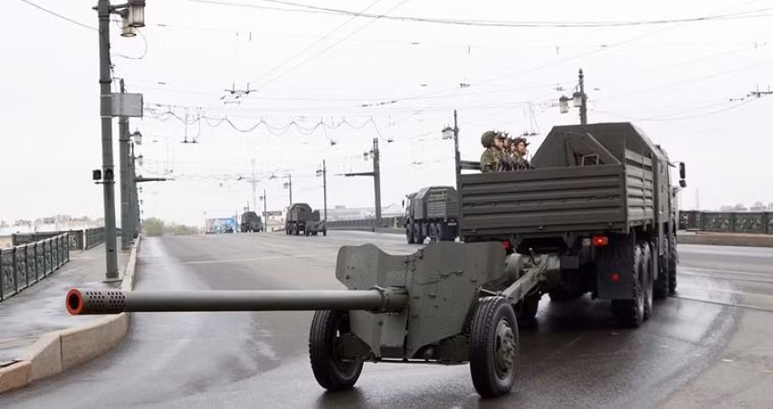 Pháo MT-12 có góc xoay của bệ pháo lên đến 54 độ và nâng hạ góc nòng pháo là từ 20 đến -6 độ.