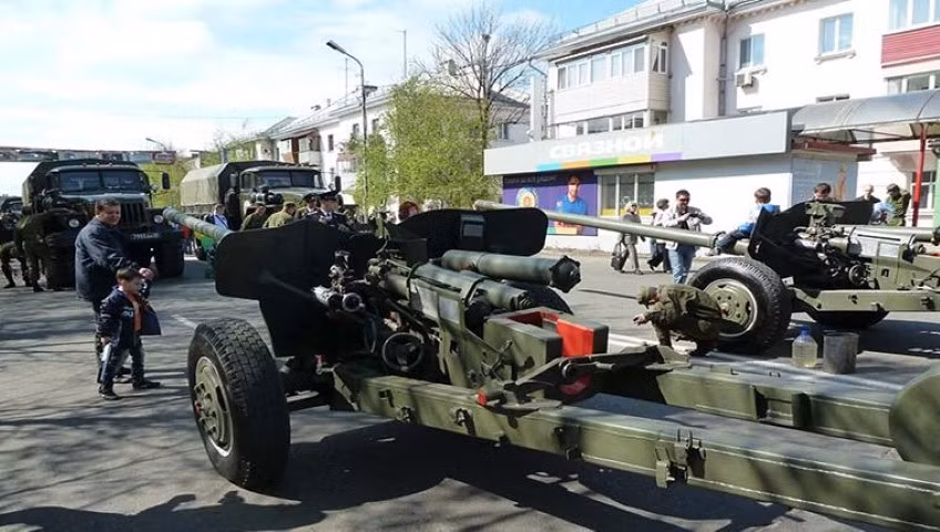 Giống như nhiều mẫu pháo chống tăng khác MT-12 là mẫu pháo kéo, nó sử dụng pháo chính nòng trơn cỡ 100mm với phanh mõm giảm độ giật khi bắn ở đầu nòng.