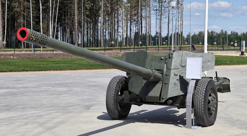 Điểm khác biệt duy nhất giữa MT-12 và T-12 chính là hệ thống treo xoắn mới được tích hợp trên bệ đỡ chính của pháo giúp nó ổn định hơn khi bắn.