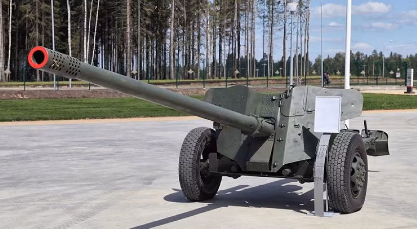 Điểm khác biệt duy nhất giữa MT-12 và T-12 chính là hệ thống treo xoắn mới được tích hợp trên bệ đỡ chính của pháo giúp nó ổn định hơn khi bắn.