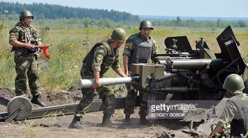 Tầm bắn hiệu quả của MT-12 phụ thuộc vào các loại đạn mà nó triển khai lần lượt là 3.000m với đạn BPS, 5.955m với đạn COP và 8200m với loại đạn FFS.