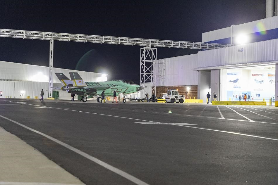 Mặc dù đã có kiểu dáng tránh phản xạ sóng radar, tuy nhiên lớp sơn bề mặt trên máy bay chiến đấu F-35 cũng là một thành phần không thể thiếu để giúp nó tàng hình trước radar đối phương.