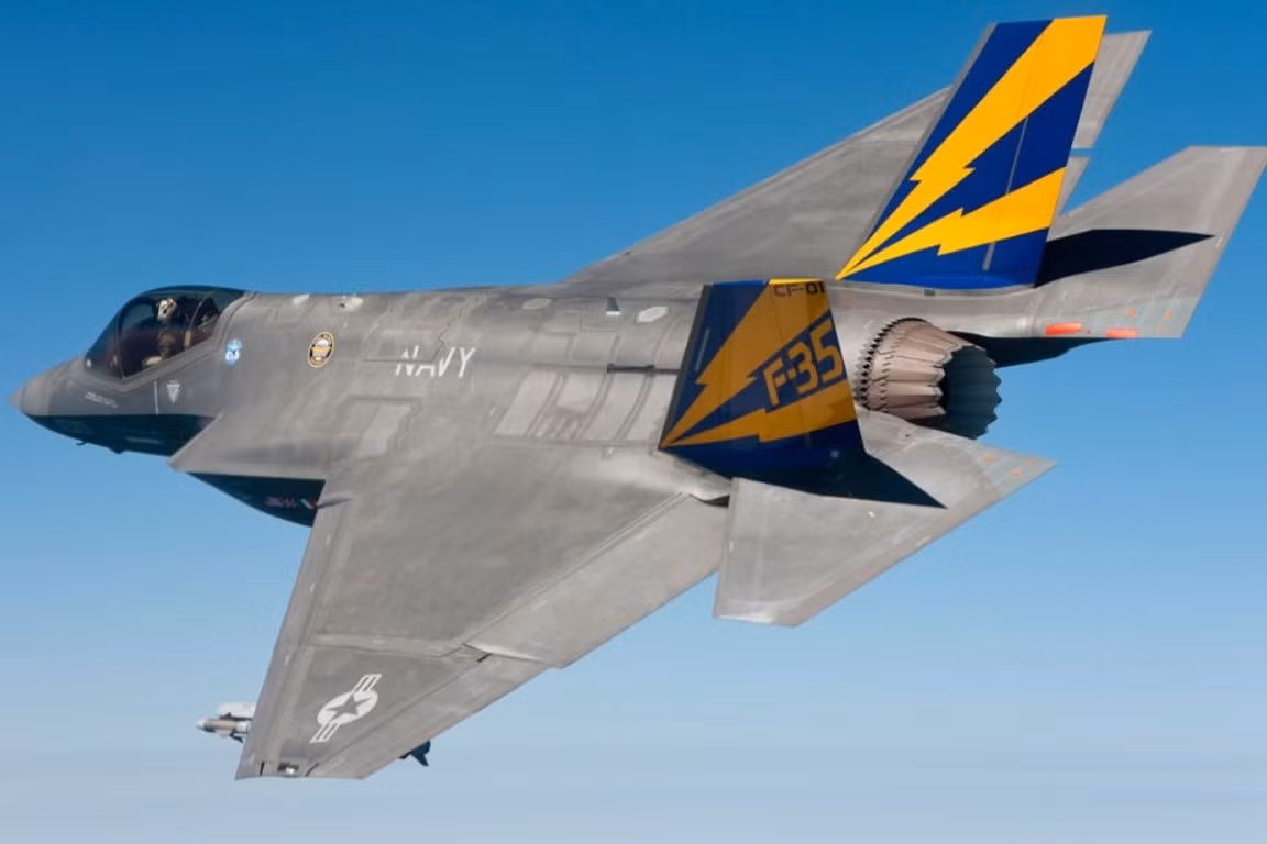 Năm 2007, Đan Mạch ký bản ghi nhớ hợp tác với Mỹ, một năm sau đó, quốc gia Bắc Âu này cử một phi đội tiêm kích F-16 tới căn cứ quân sự Edward, Mỹ.