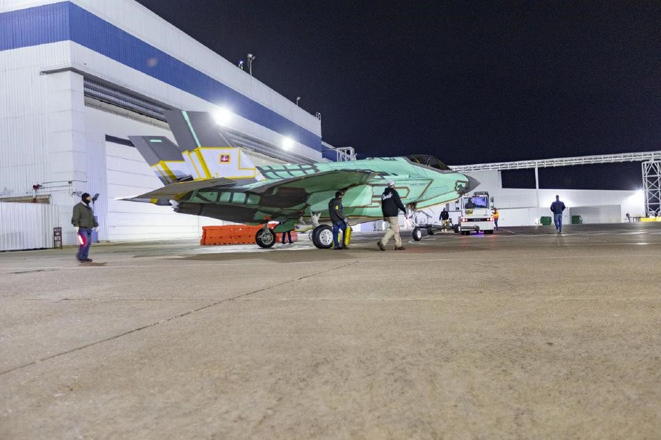 Điều đặc biệt đó là chiếc F-35 được đưa tới Đan Mạch trong tình trạng chưa được sơn, dường như để hạn chế việc bị va quệt có thể dẫn đến "xước sơn" trên đường vận chuyển.